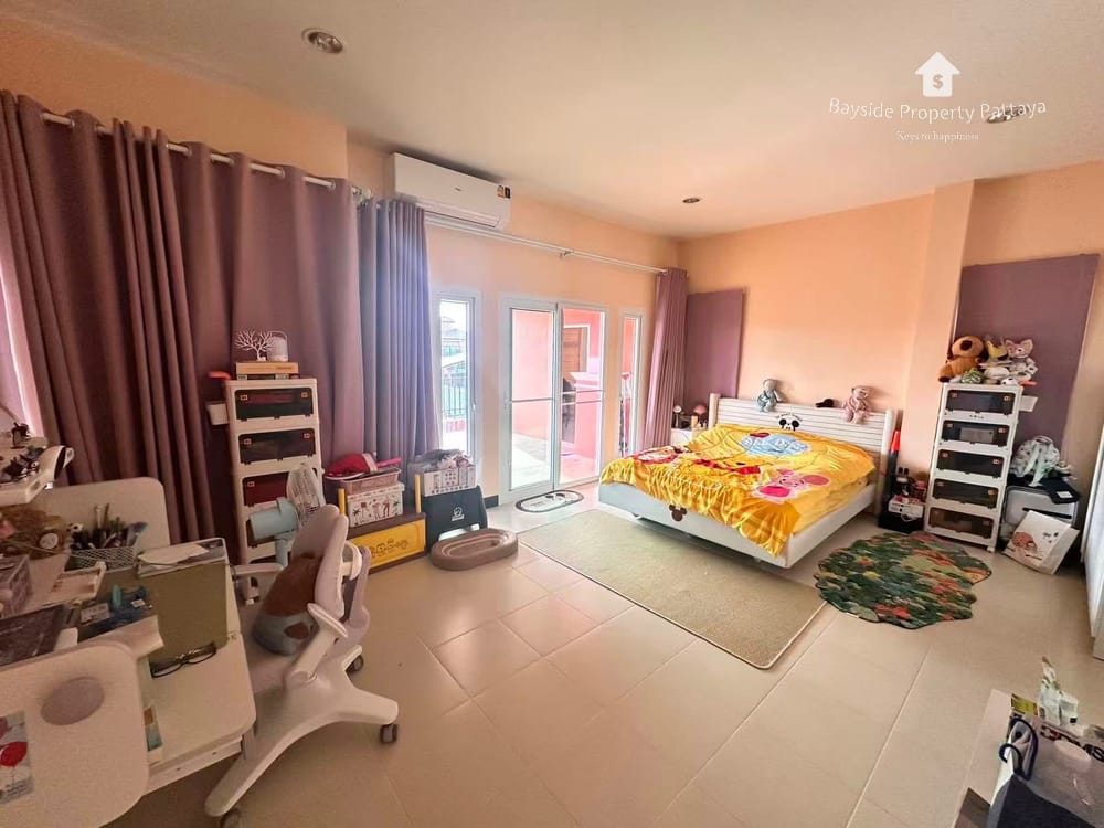 Geräumiges Haus mit 3 Schlafzimmern & Klimaanlage in East Pattaya zu verkaufen 11
