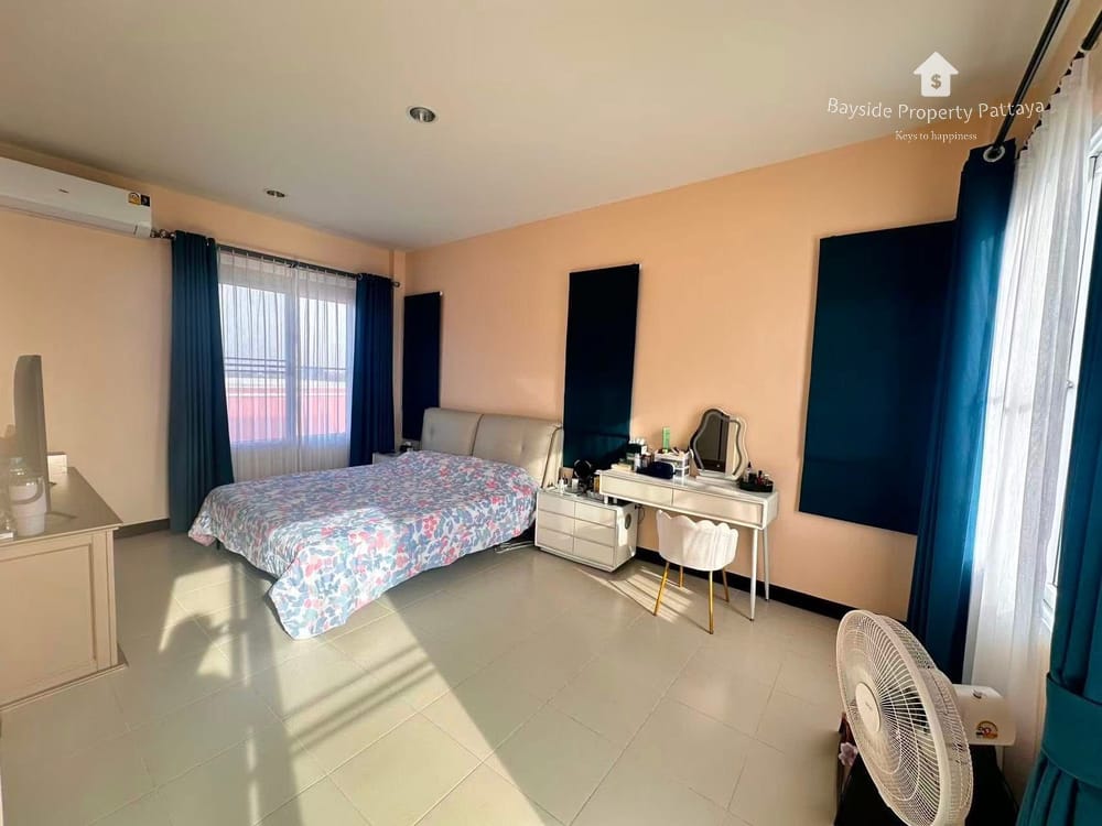 Geräumiges Haus mit 3 Schlafzimmern & Klimaanlage in East Pattaya zu verkaufen 12