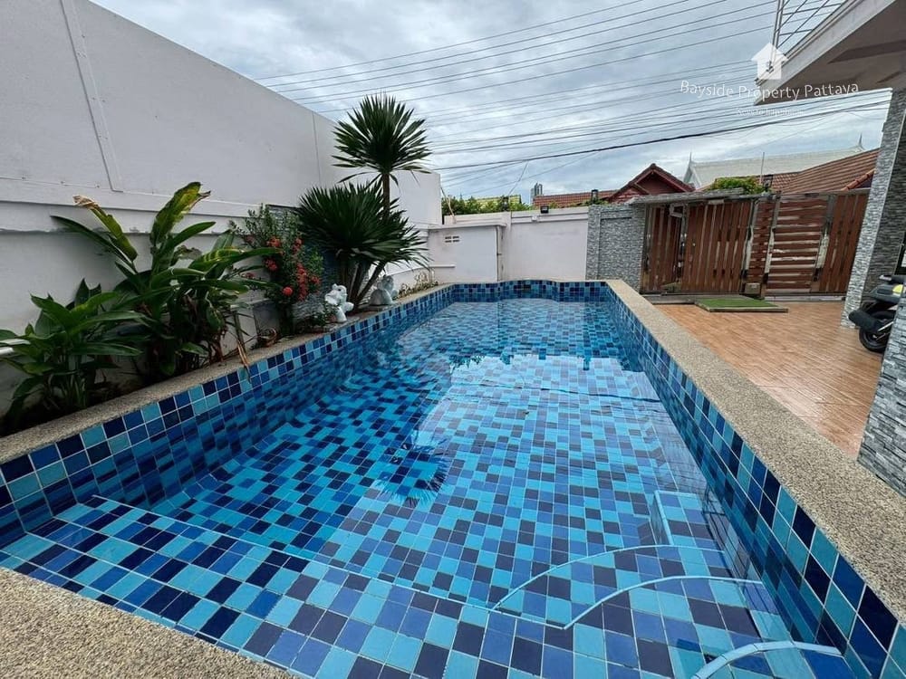 Geräumige Poolvilla mit 5 Schlafzimmern zum Verkauf in Pattaya City 1