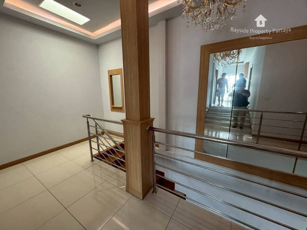 Geräumige Poolvilla mit 5 Schlafzimmern zum Verkauf in Pattaya City 5