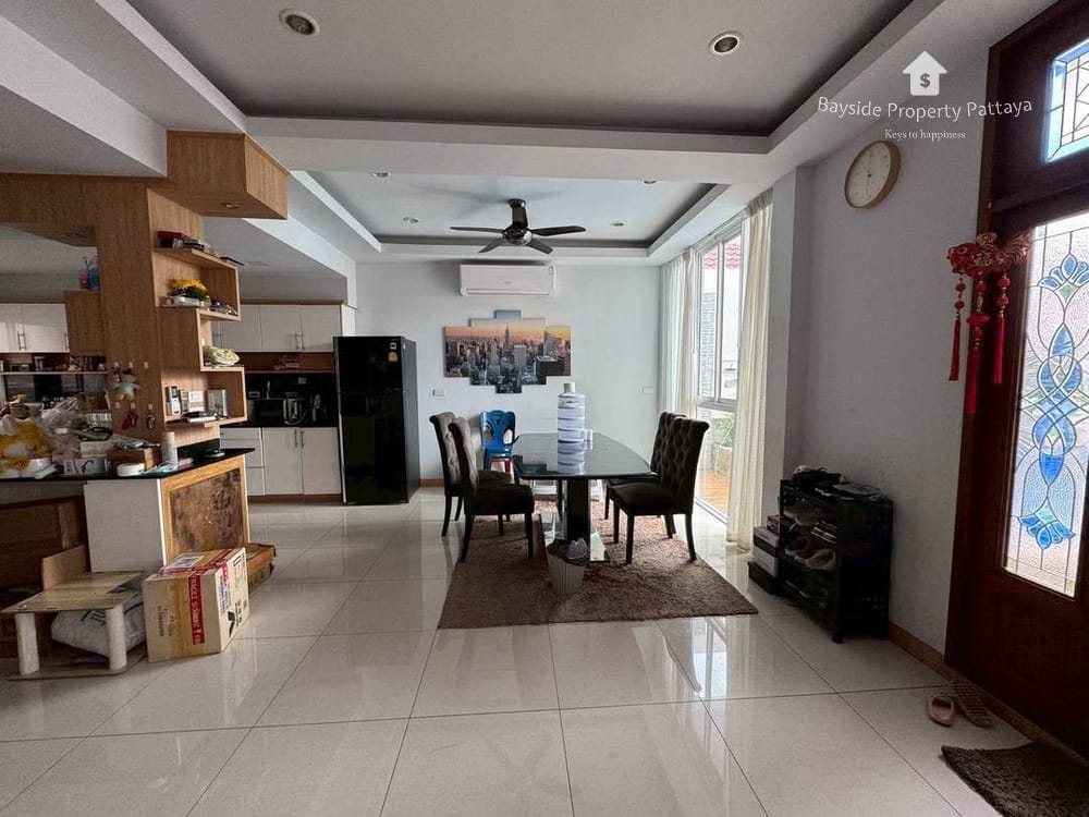 Geräumige Poolvilla mit 5 Schlafzimmern zum Verkauf in Pattaya City 3