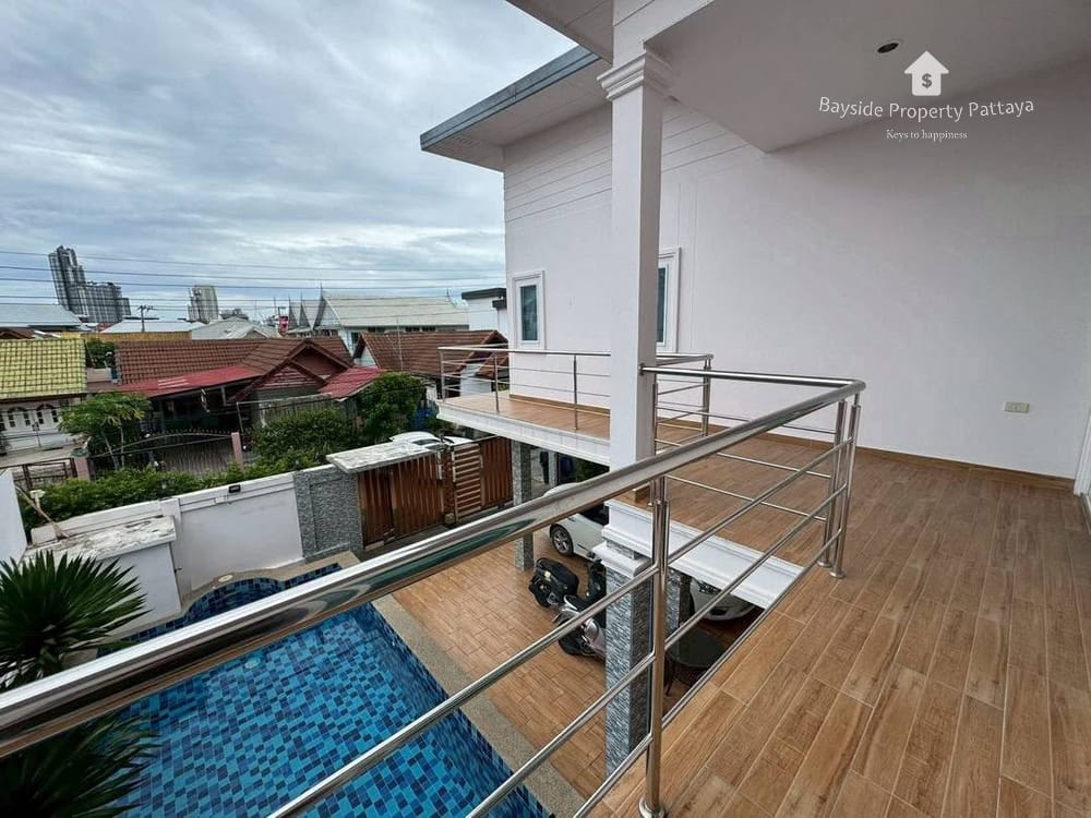 Geräumige Poolvilla mit 5 Schlafzimmern zum Verkauf in Pattaya City 7