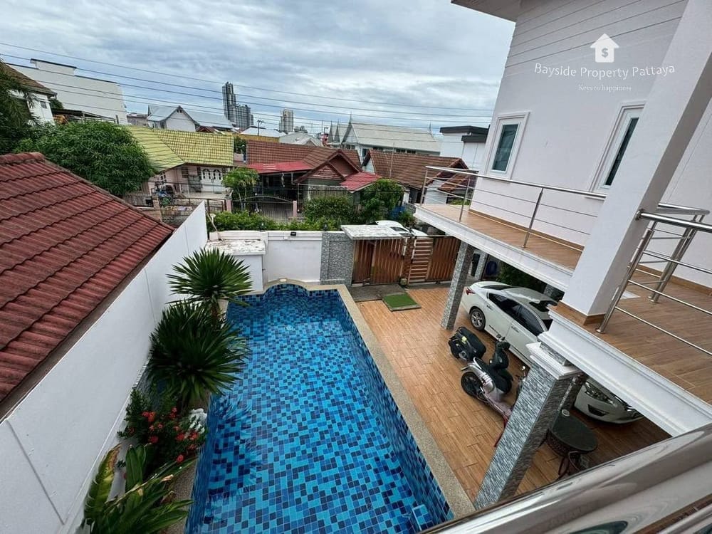 Geräumige Poolvilla mit 5 Schlafzimmern zum Verkauf in Pattaya City 2