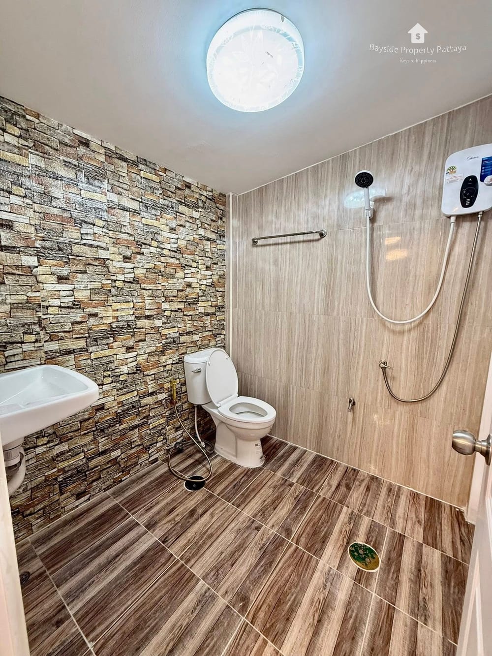 3-Bedroom Detached House For Sale in East Pattaya - Pet Friendly with Air Conditioning 19