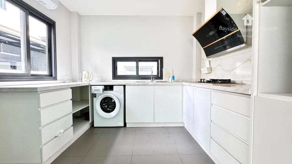 3-Bedroom House for Sale in Nong Pla Lai, Pattaya - 24/7 Security 12