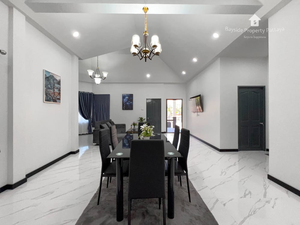 Modernes Einfamilienhaus mit 3 Schlafzimmern zum Verkauf in Pattaya Hill 2 4