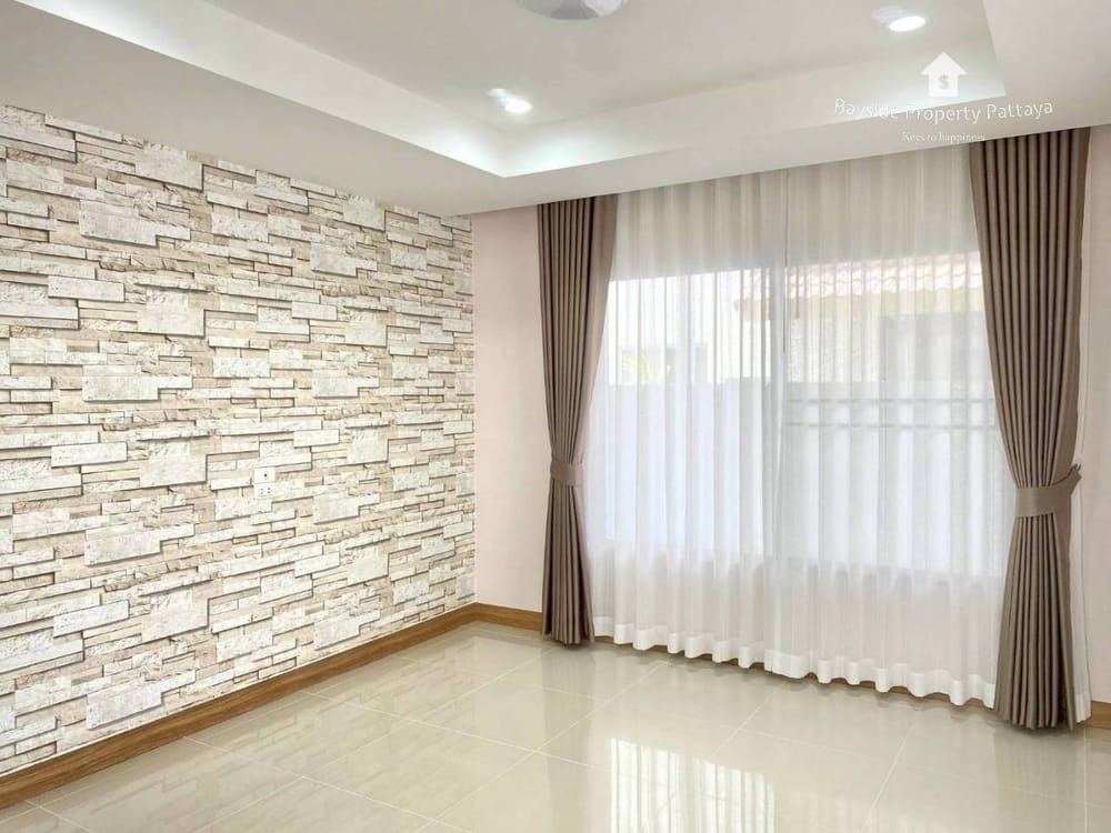 For Sale: 3-Bedroom House in Baan Klang Suan, Nong Pla Lai, Pattaya - Pet Friendly with 24/7 Security 3