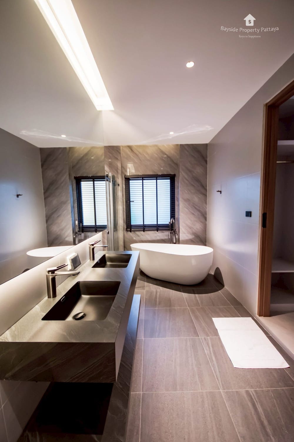 Spacious 7-Bedroom Villa for Sale and Rent in Nagawari Villa, Jomtien 25