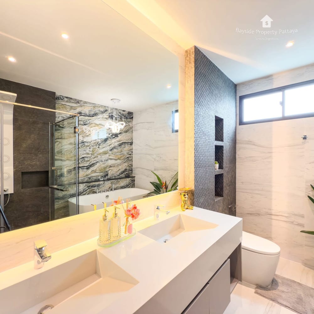 Spacious 3-Bedroom Villa for Sale in East Pattaya with Air Conditioning 11