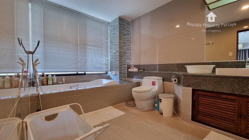 Beachfront 3-Bedroom Condo for Rent at Goldensand Beachside Condominium, Na Jomtien, Pattaya 11