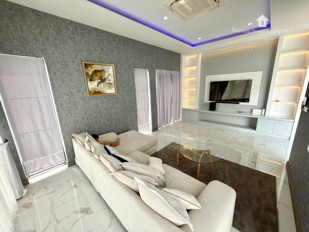 Spacious 5-Bedroom Pool Villa in East Pattaya - Pet Friendly with Air Conditioning 3