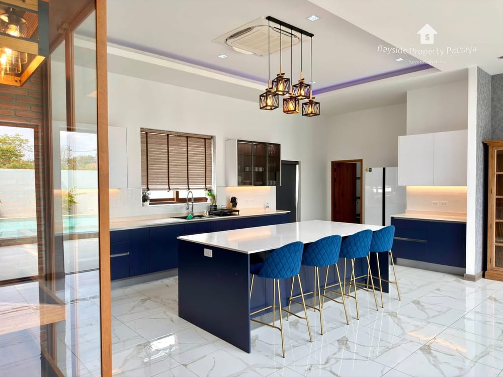 Spacious 5-Bedroom Pool Villa in East Pattaya - Pet Friendly with Air Conditioning 4