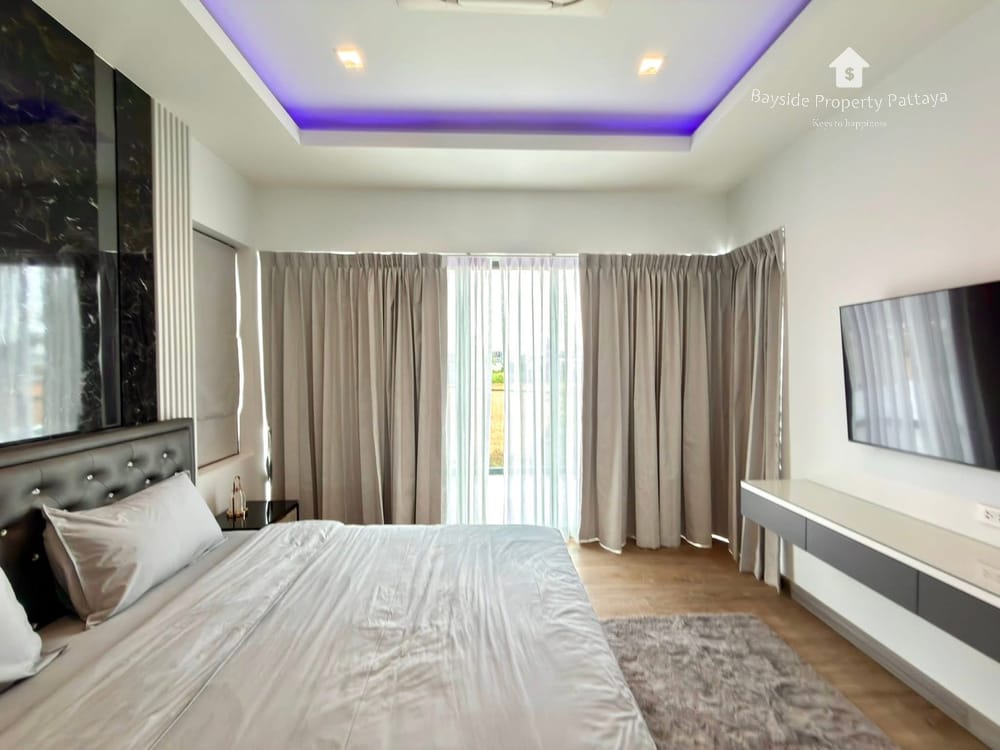 Spacious 5-Bedroom Pool Villa in East Pattaya - Pet Friendly with Air Conditioning 2