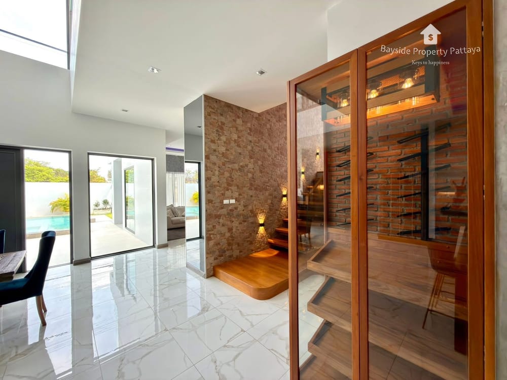 Spacious 5-Bedroom Pool Villa in East Pattaya - Pet Friendly with Air Conditioning 8