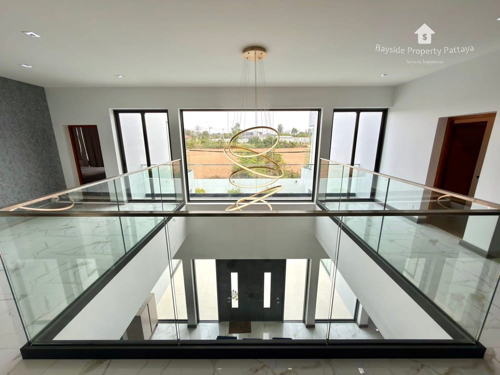 Spacious 5-Bedroom Pool Villa in East Pattaya - Pet Friendly with Air Conditioning 9