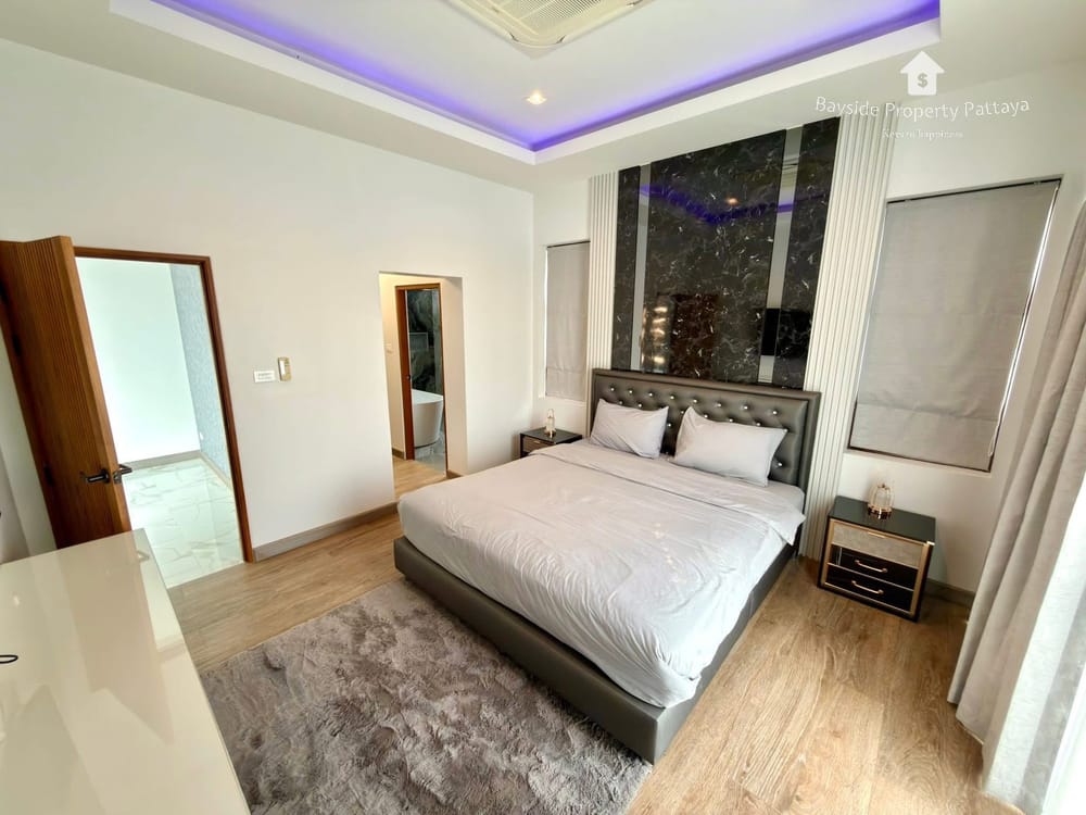 Spacious 5-Bedroom Pool Villa in East Pattaya - Pet Friendly with Air Conditioning 10