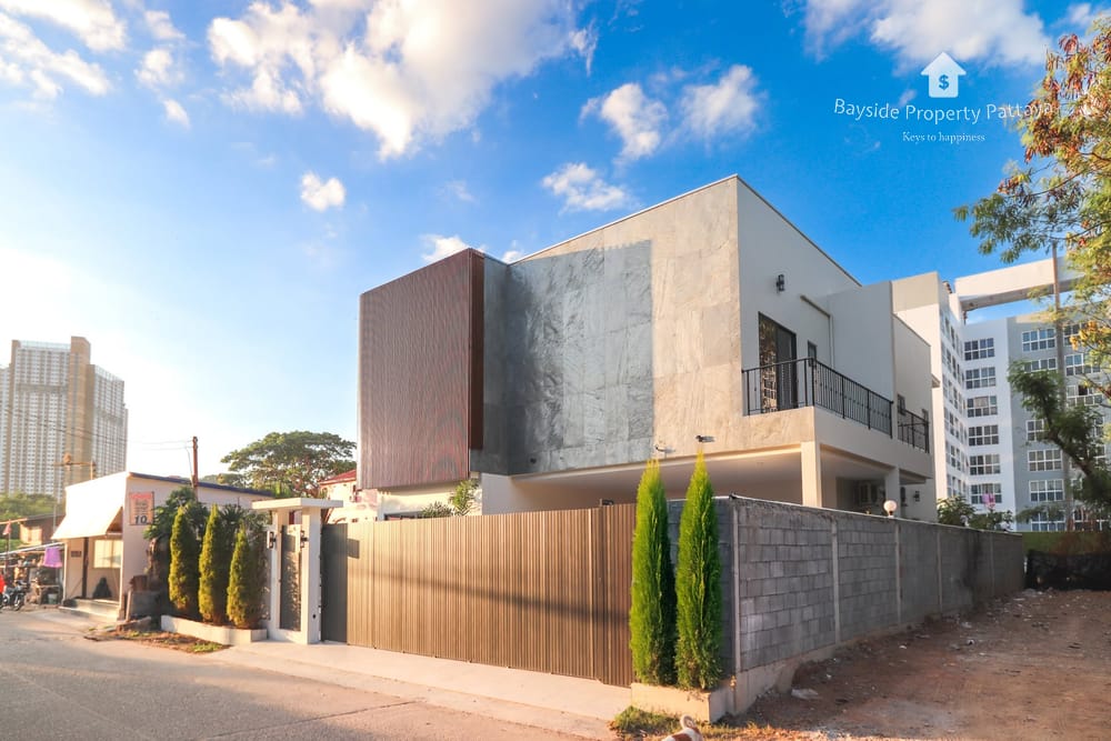 Spacious 8-Bedroom Pool Villa for Sale and Rent in Pattaya City with Stunning City Views 3