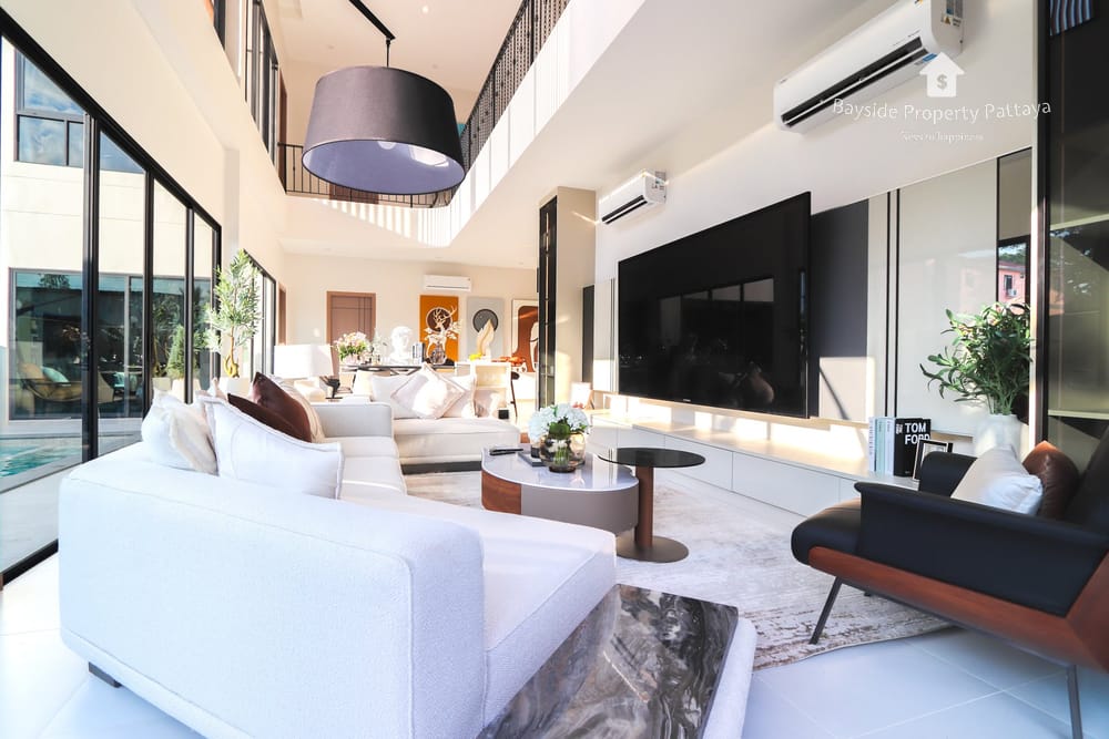 Spacious 8-Bedroom Pool Villa for Sale and Rent in Pattaya City with Stunning City Views 5