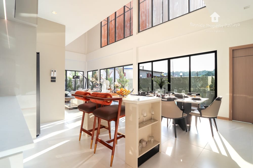 Spacious 8-Bedroom Pool Villa for Sale and Rent in Pattaya City with Stunning City Views 6