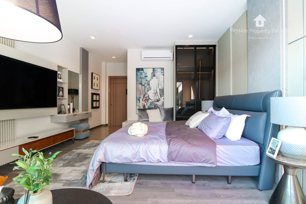 Spacious 8-Bedroom Pool Villa for Sale and Rent in Pattaya City with Stunning City Views 12
