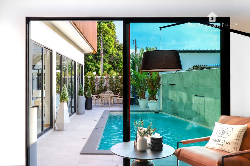 Spacious 8-Bedroom Pool Villa for Sale and Rent in Pattaya City with Stunning City Views 4