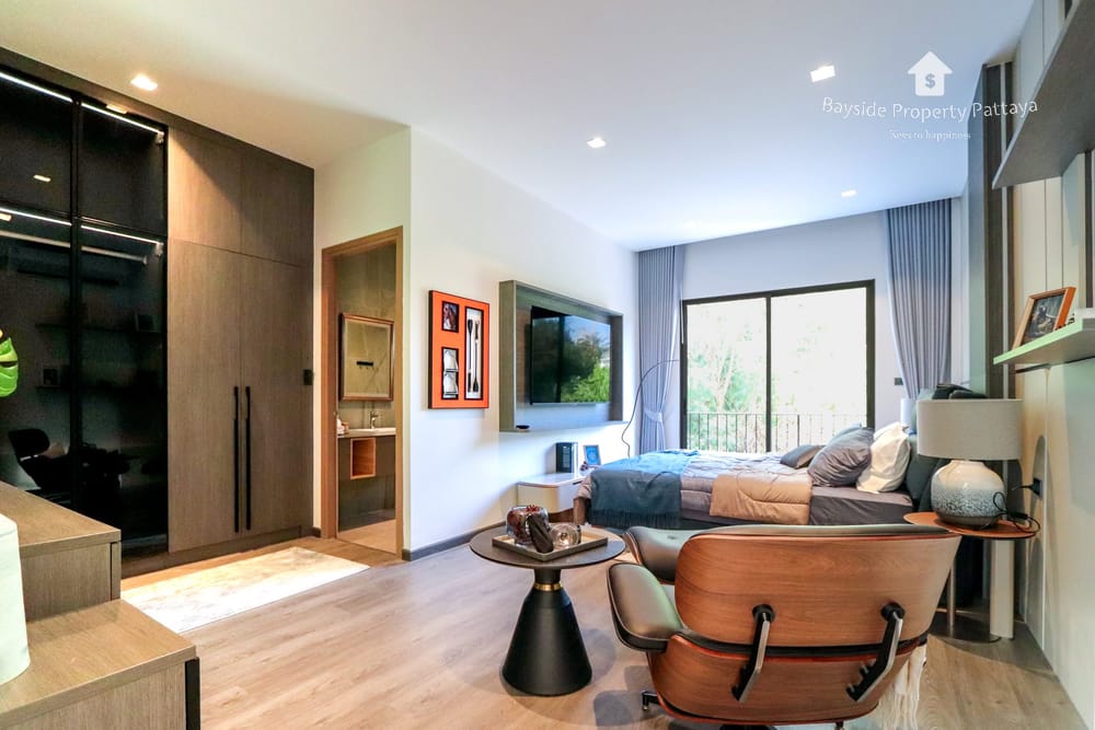 Spacious 8-Bedroom Pool Villa for Sale and Rent in Pattaya City with Stunning City Views 22