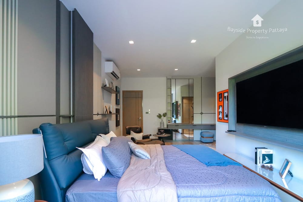 Spacious 8-Bedroom Pool Villa for Sale and Rent in Pattaya City with Stunning City Views 24