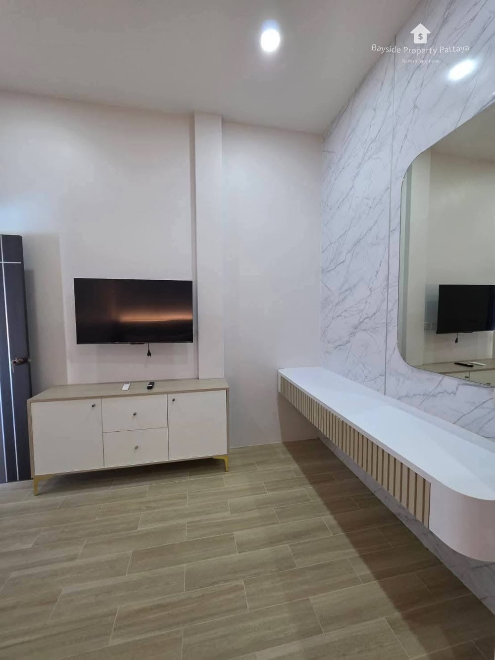 Сдаю 4-к. виллу, 350м², с бассейном, ЖК Modern, Ист Паттайя 10