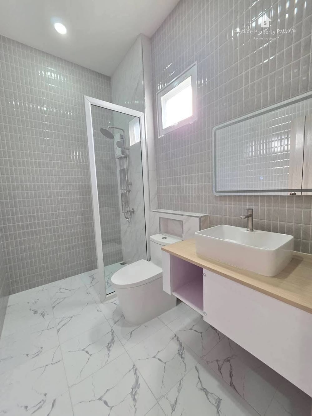 Сдаю 4-к. виллу, 350м², с бассейном, ЖК Modern, Ист Паттайя 22