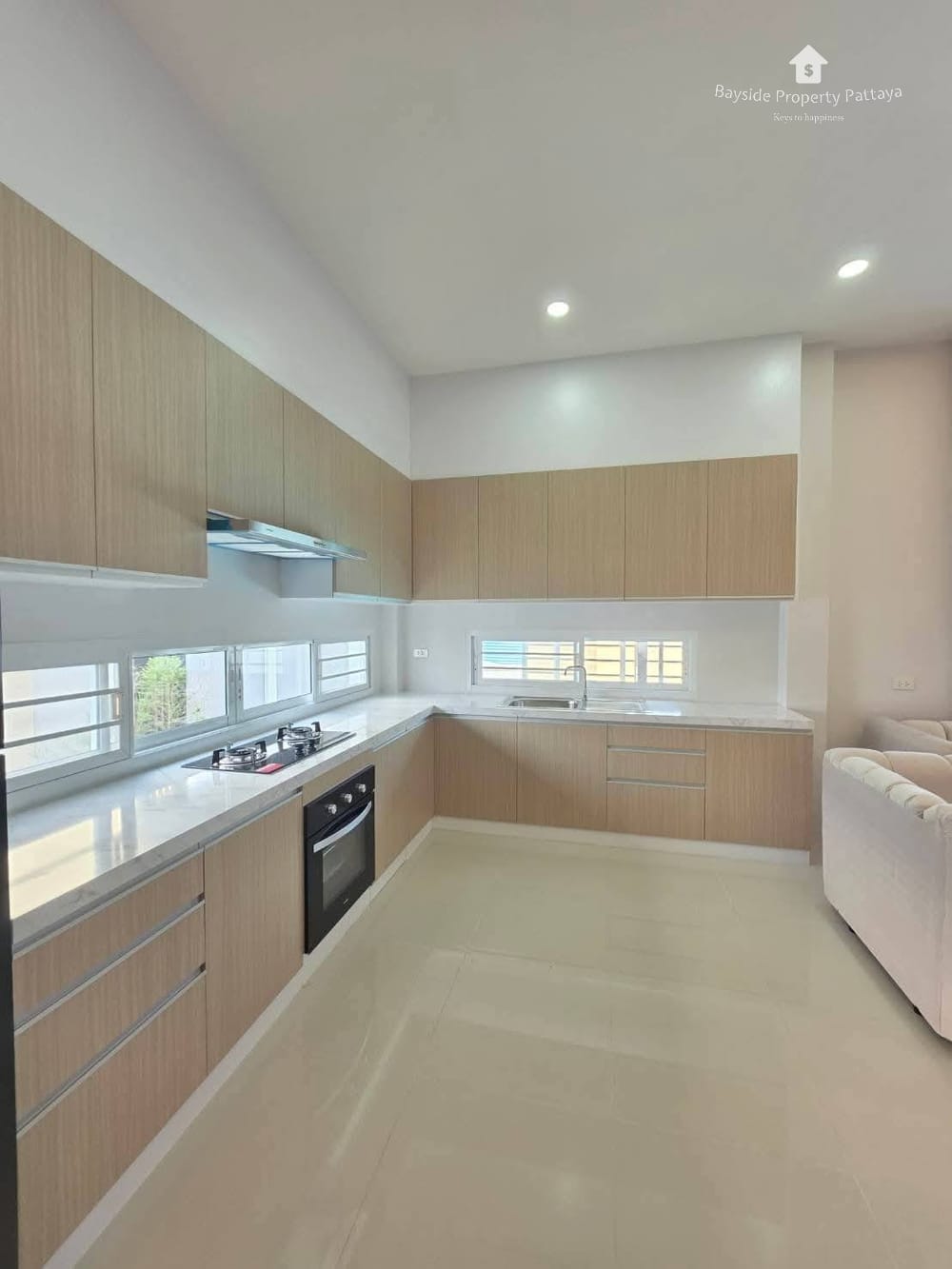 Сдаю 4-к. виллу, 350м², с бассейном, ЖК Modern, Ист Паттайя 23