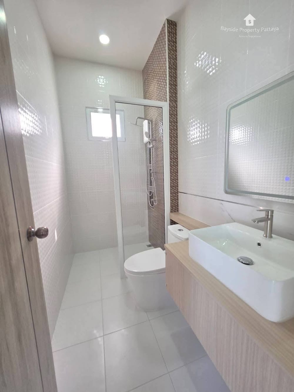 Сдаю 4-к. виллу, 350м², с бассейном, ЖК Modern, Ист Паттайя 25