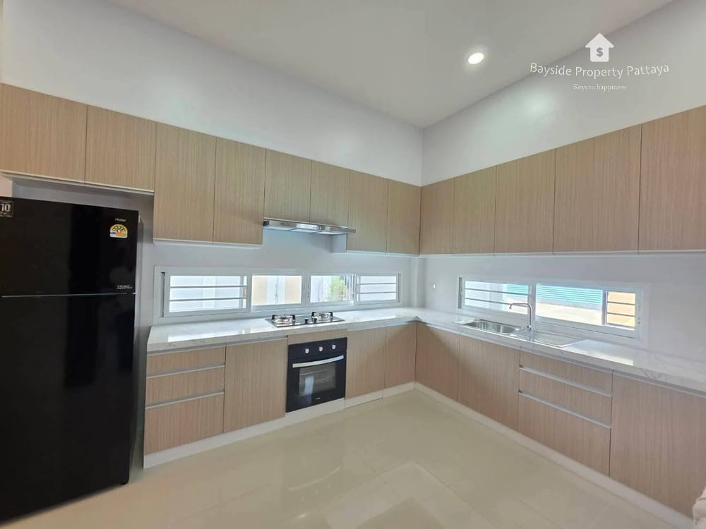 Сдаю 4-к. виллу, 350м², с бассейном, ЖК Modern, Ист Паттайя 26