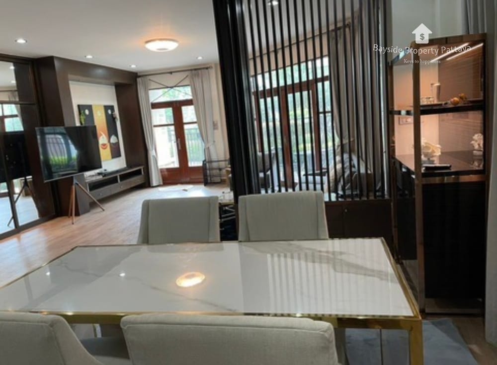 Geräumiges Haus mit 4 Schlafzimmern und Klimaanlage in East Pattaya zu vermieten 2