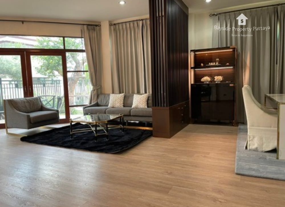 Geräumiges Haus mit 4 Schlafzimmern und Klimaanlage in East Pattaya zu vermieten 3