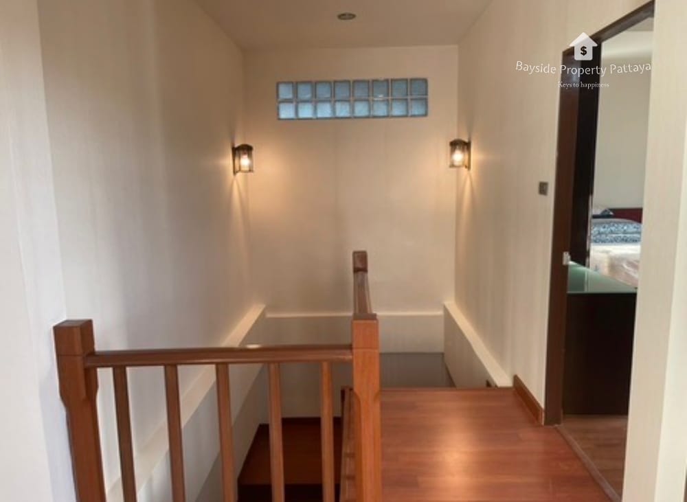 Geräumiges Haus mit 4 Schlafzimmern und Klimaanlage in East Pattaya zu vermieten 8
