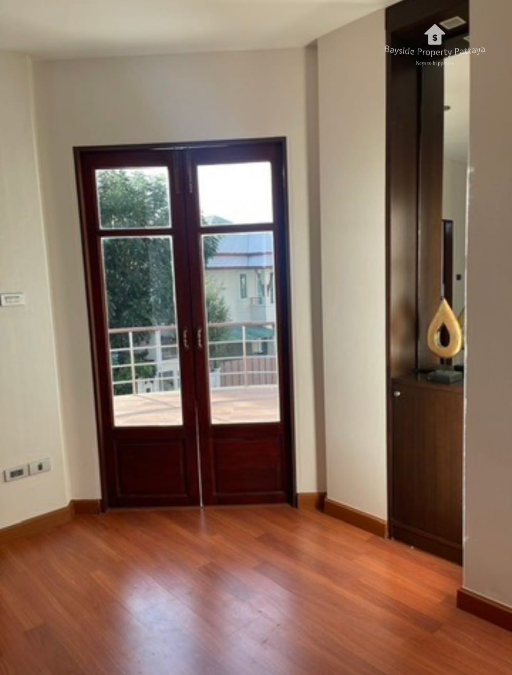 Geräumiges Haus mit 4 Schlafzimmern und Klimaanlage in East Pattaya zu vermieten 9