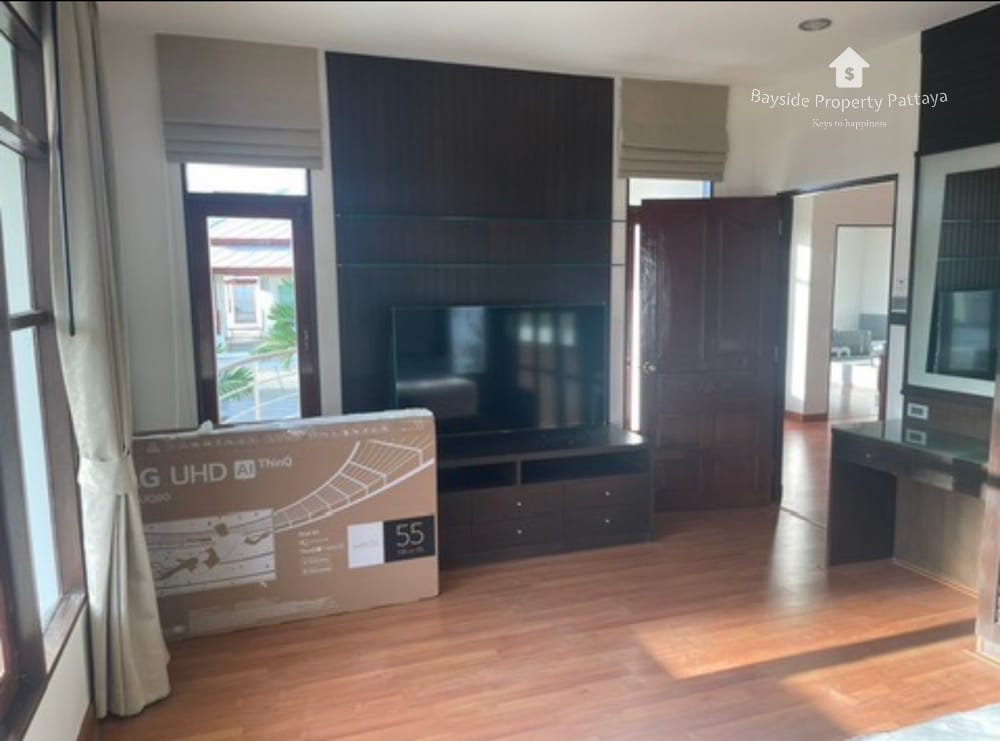 Geräumiges Haus mit 4 Schlafzimmern und Klimaanlage in East Pattaya zu vermieten 10