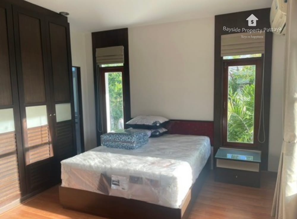 Geräumiges Haus mit 4 Schlafzimmern und Klimaanlage in East Pattaya zu vermieten 11