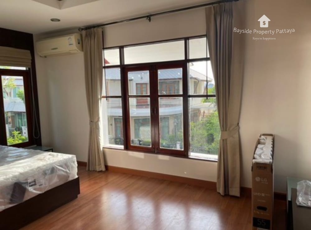 Geräumiges Haus mit 4 Schlafzimmern und Klimaanlage in East Pattaya zu vermieten 12