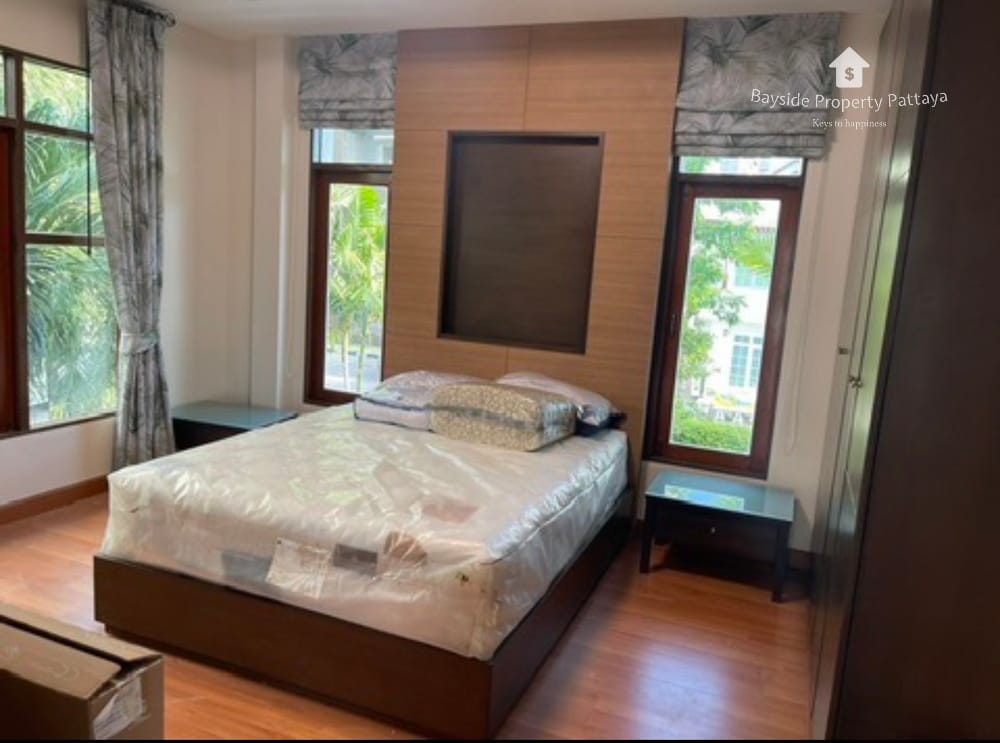 Geräumiges Haus mit 4 Schlafzimmern und Klimaanlage in East Pattaya zu vermieten 13