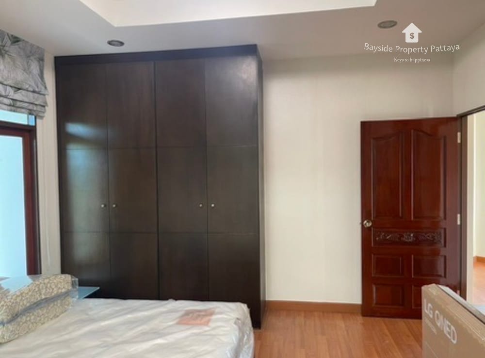Geräumiges Haus mit 4 Schlafzimmern und Klimaanlage in East Pattaya zu vermieten 14