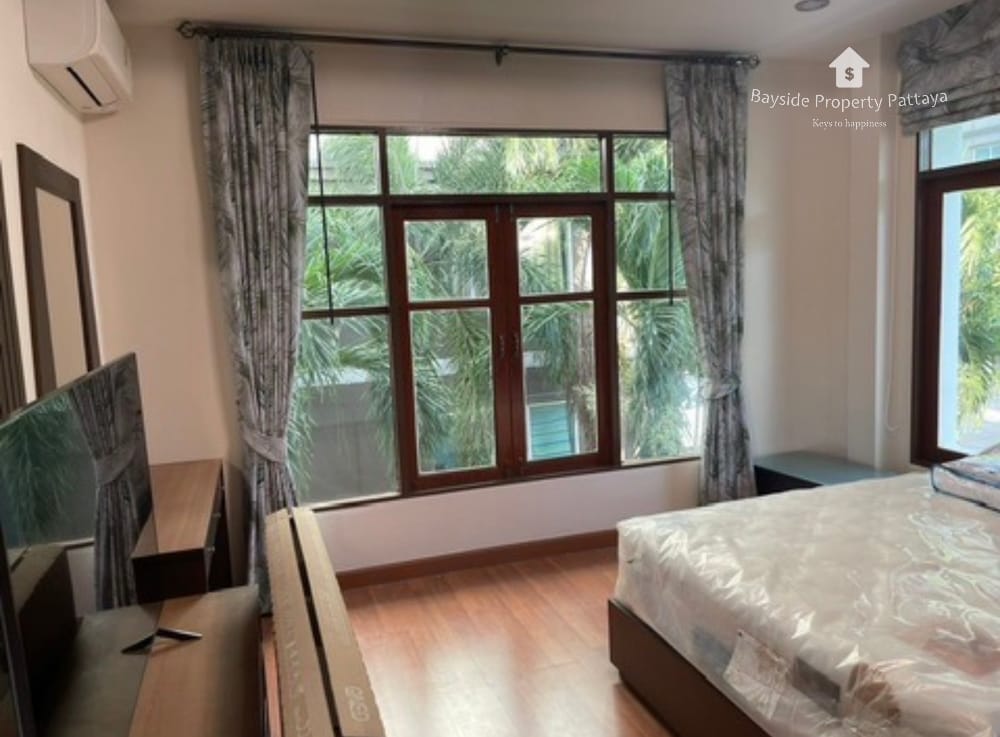 Geräumiges Haus mit 4 Schlafzimmern und Klimaanlage in East Pattaya zu vermieten 15