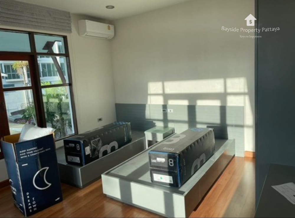 Geräumiges Haus mit 4 Schlafzimmern und Klimaanlage in East Pattaya zu vermieten 16