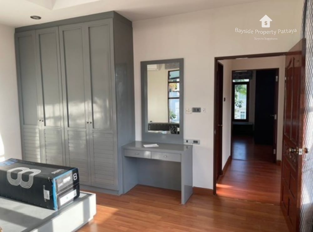 Geräumiges Haus mit 4 Schlafzimmern und Klimaanlage in East Pattaya zu vermieten 17