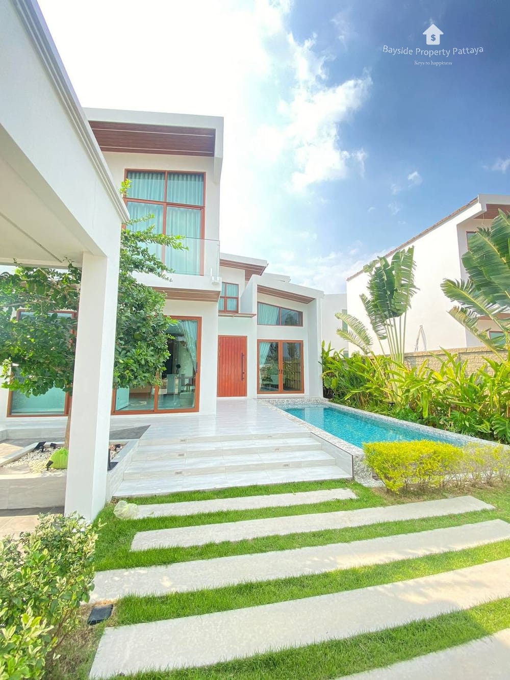 Großzügige Poolvilla mit 5 Schlafzimmern zum Verkauf in East Pattaya 1
