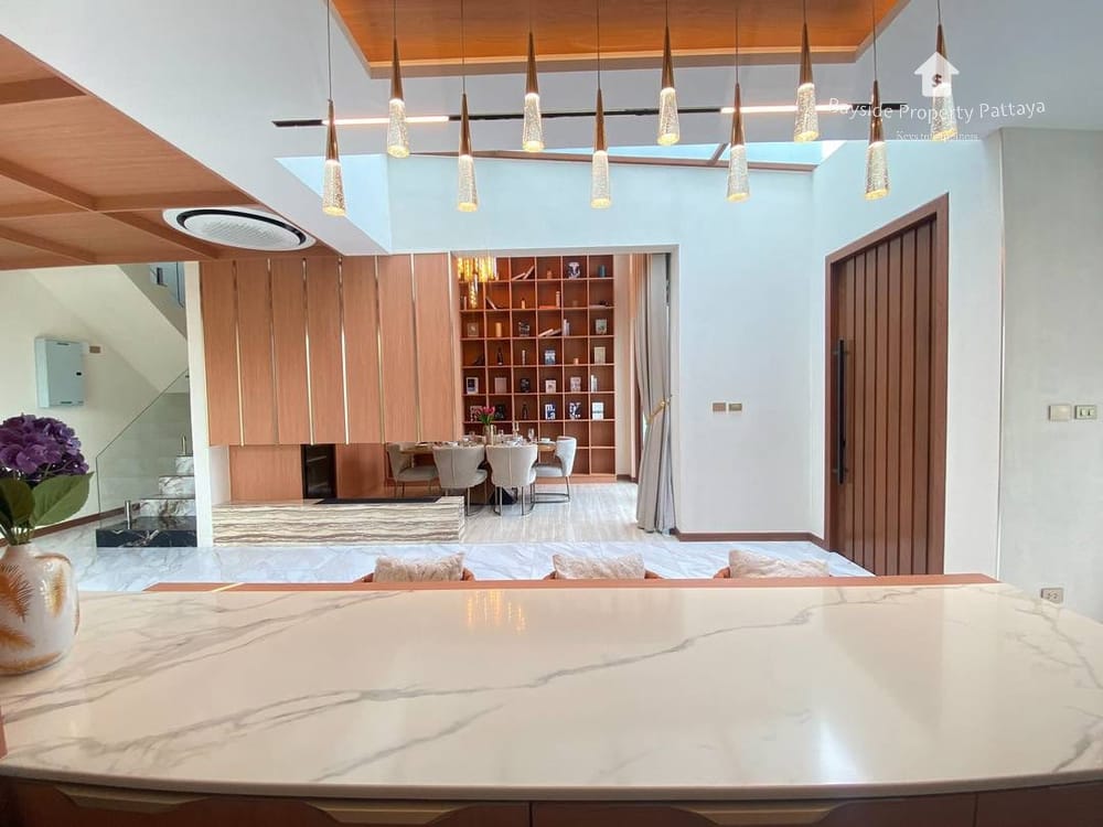 Großzügige Poolvilla mit 5 Schlafzimmern zum Verkauf in East Pattaya 2