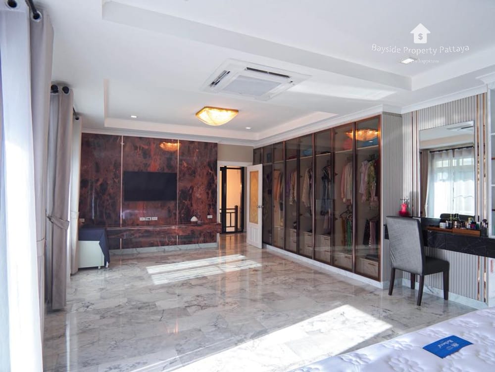 Spacious 5-Bedroom House for Sale in East Pattaya - Pet Friendly with Air Conditioning 4
