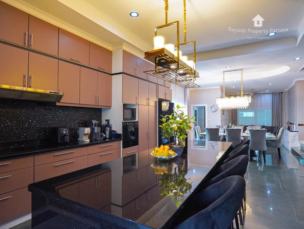 Spacious 5-Bedroom House for Sale in East Pattaya - Pet Friendly with Air Conditioning 5