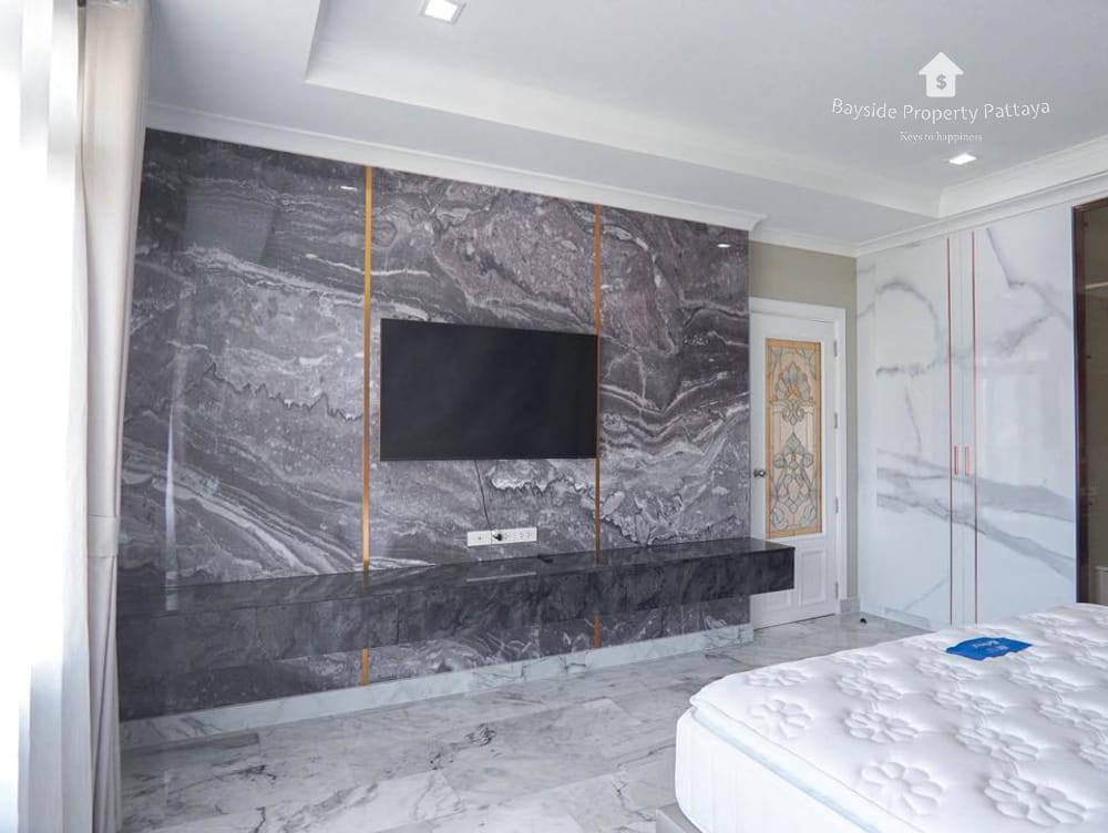 Spacious 5-Bedroom House for Sale in East Pattaya - Pet Friendly with Air Conditioning 6