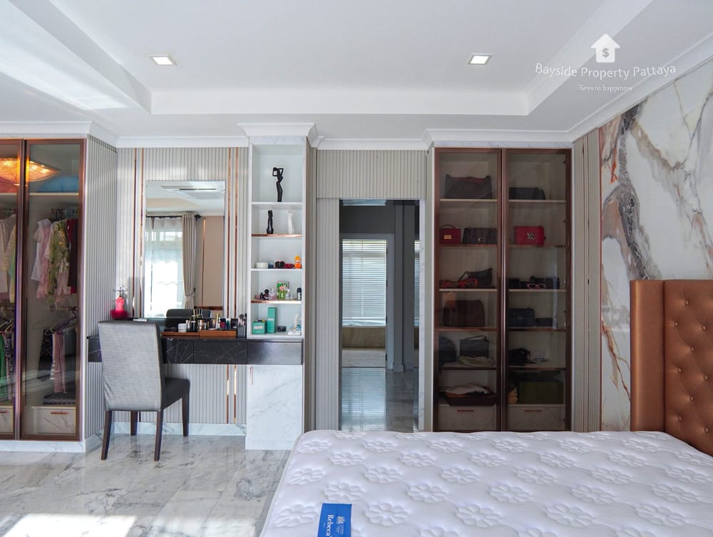 Spacious 5-Bedroom House for Sale in East Pattaya - Pet Friendly with Air Conditioning 7